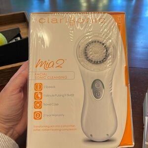 Clarisonic mia2 new in box and brush heads